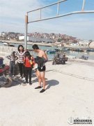 <b>南安：2小孩玩泡沫筏子翻落水中 幸被饭店老板及</b>
